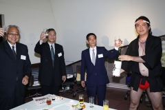 祭男　子野日昇（８０）より祝い酒を！　西野正治会長（６９）、大学同窓会安田正克会長、大学同窓会橋本一事務局長